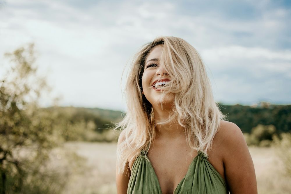 Mujer disfrutando del sol en el campo