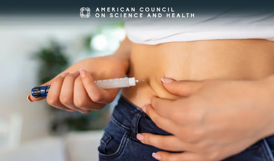 Una paciente diabética usando una pluma de insulina para inyectarse insulina en casa. Una joven controlando la diabetes. Estilo de vida diabético.