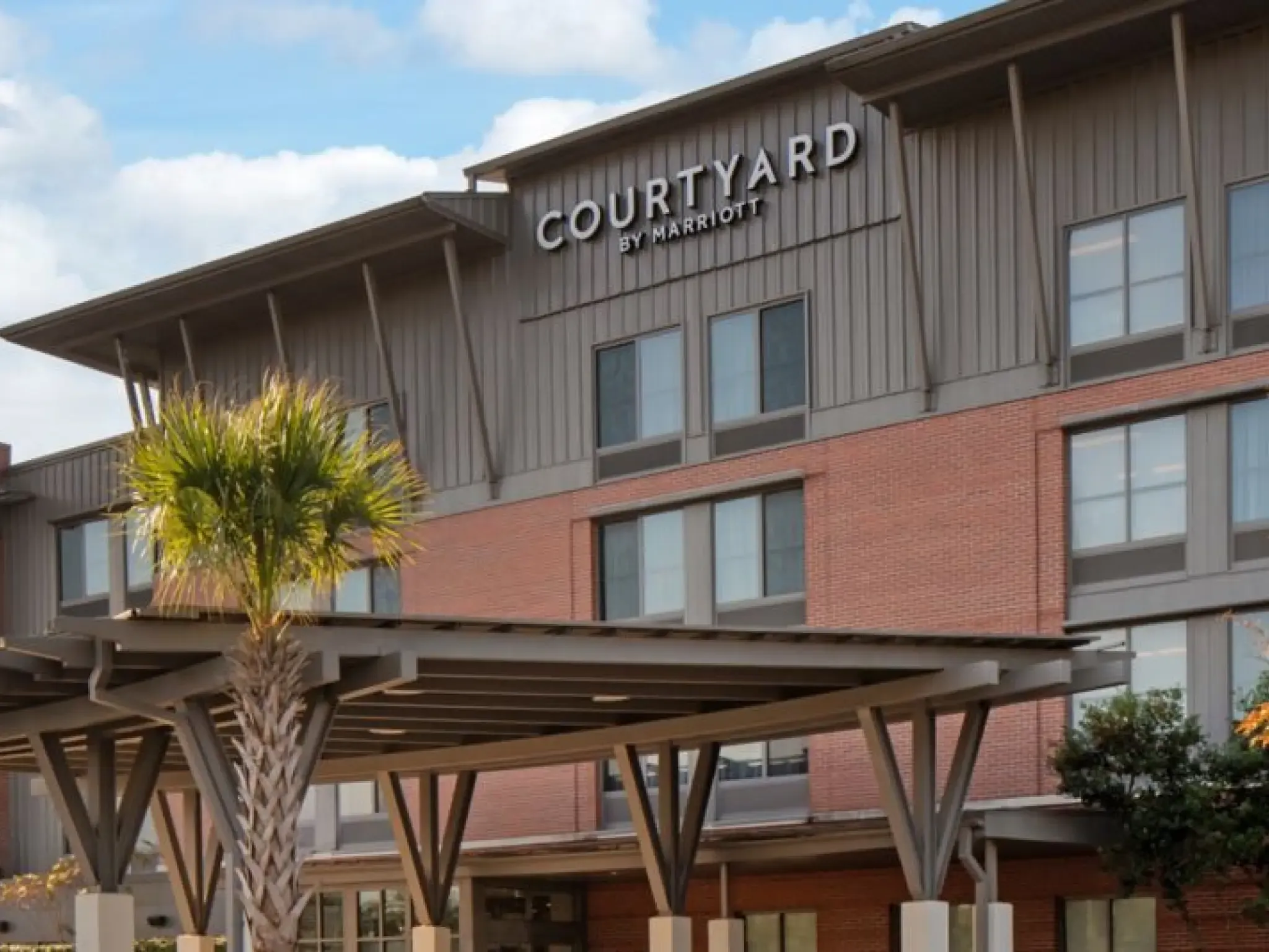 A photo of the main building of Courtyard Charleston Summerville