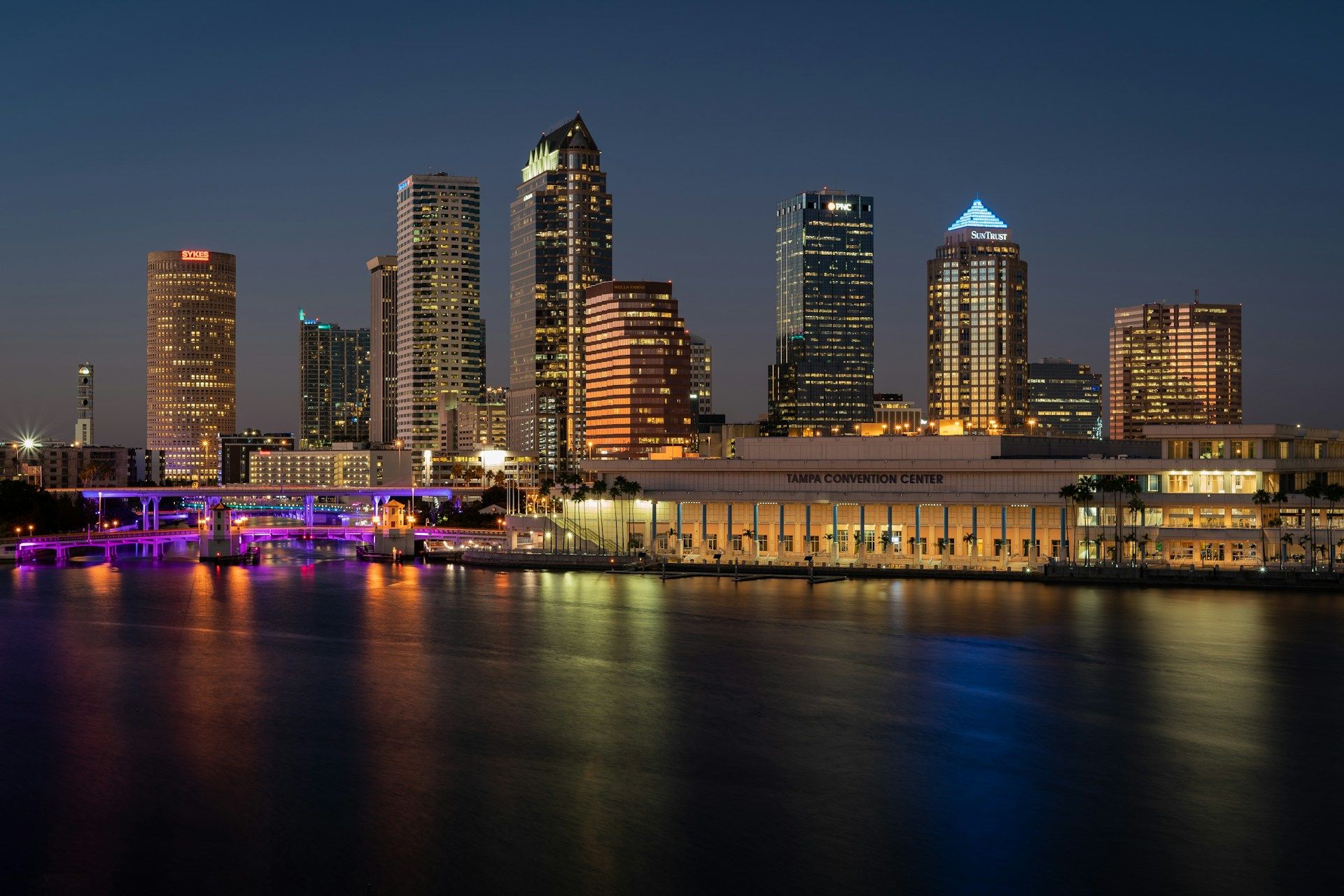 Horizonte de Tampa por la noche cerca del Centro de Convenciones de Tampa