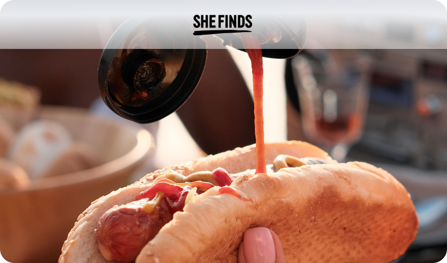 Vertiendo ketchup sobre un hot dog