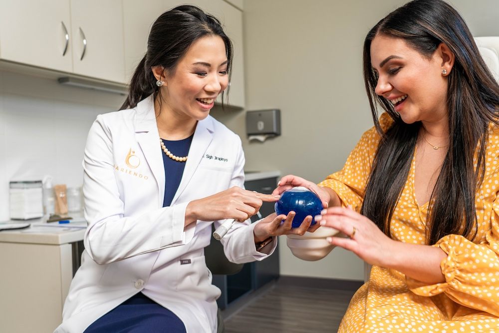 Doctor mostrando un balón gástrico a un paciente