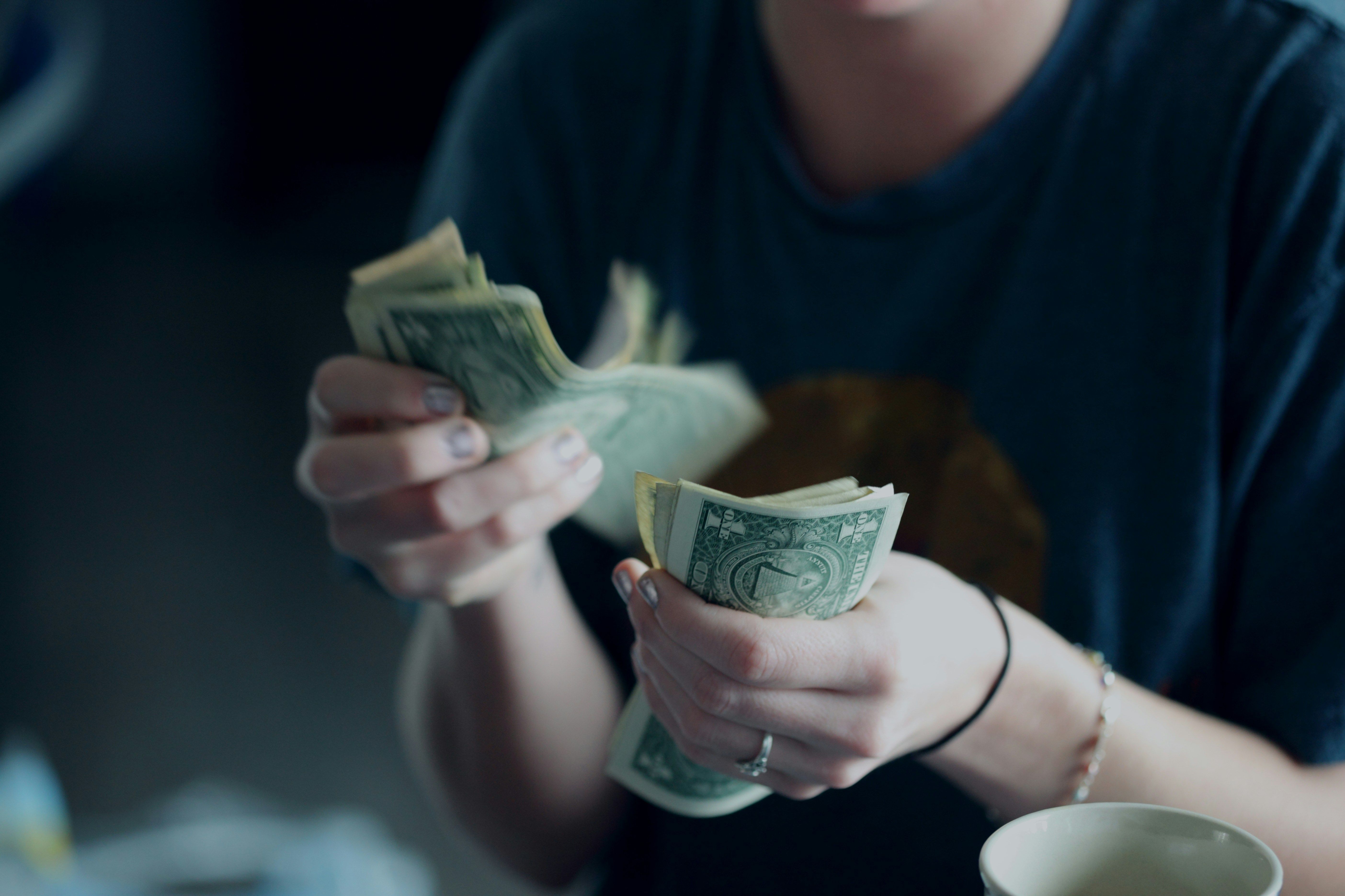 Una mujer contando dinero